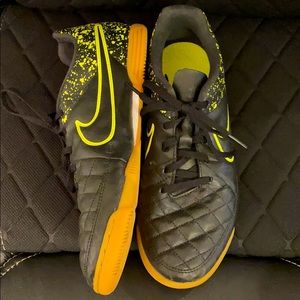 Nike Tempo Indoor Training Shoes